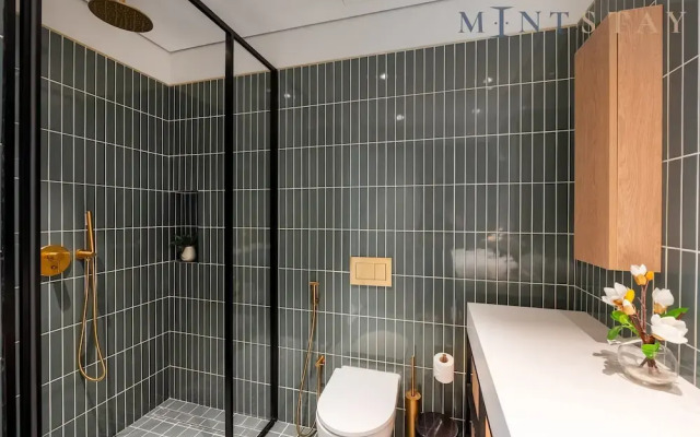 Charming 1BR w Balcony in Business Bay