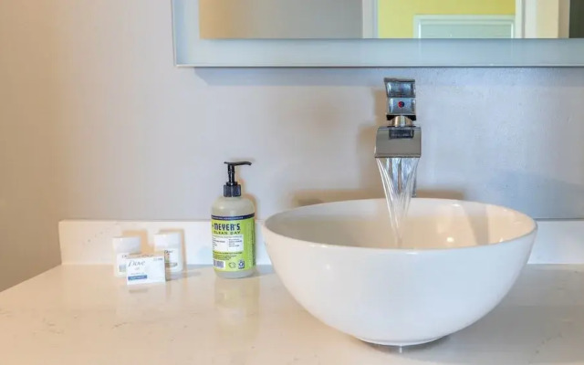 Bridges Circle 2 Bedroom Condo by RedAwning