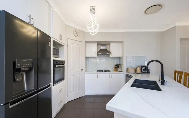 Stylish 3-bed Townhouse With Courtyard & BBQ