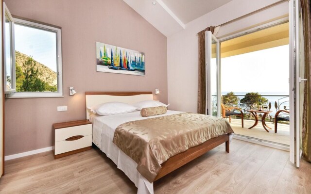 Awesome Home in Makarska With Wifi and 4 Bedrooms