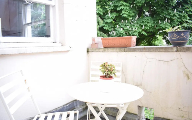 2 Bedroom Apartment With Balcony in Earls Court