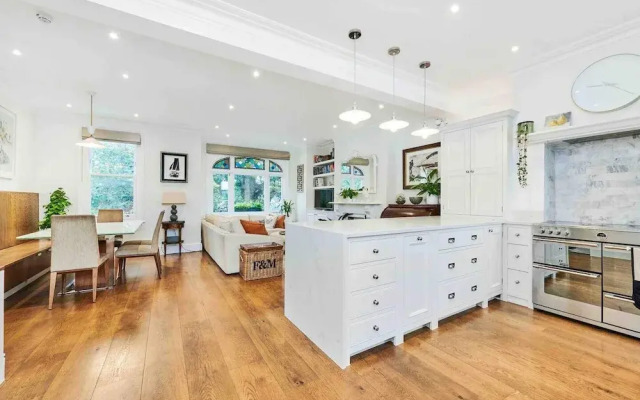 Luxury 3-bed Apartment in Central London