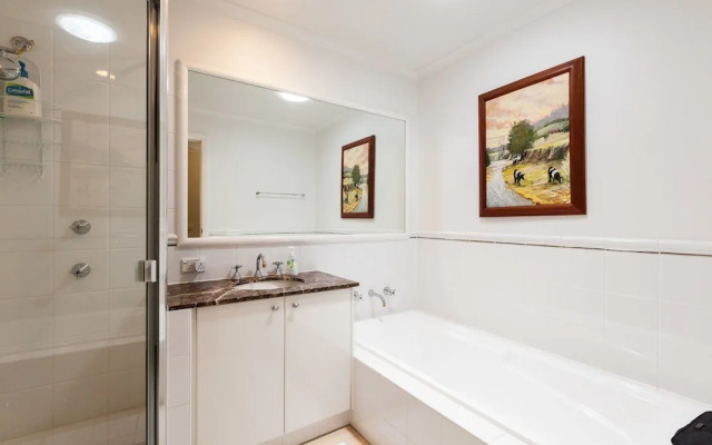 JASMINE, 2BDR Port Melbourne House