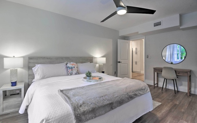 Walk to Restaurants: Sarasota Home w/ Lanai!