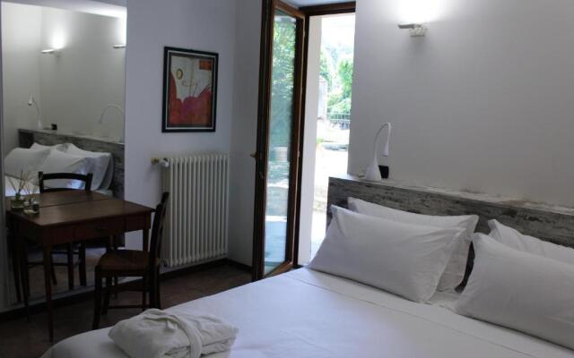 House on the lake shore of Laglio