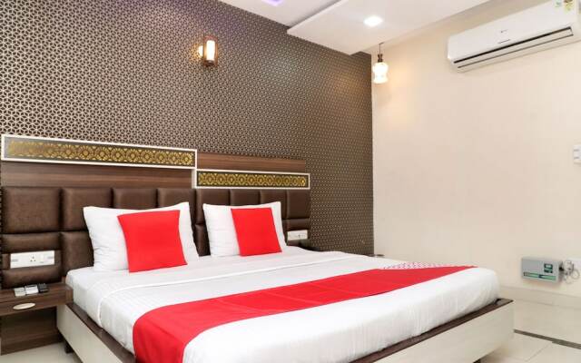 OYO 28122 Hotel C M Plaza