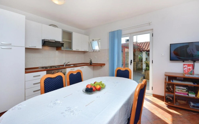 Awesome Home in Grohote With Wifi and 4 Bedrooms