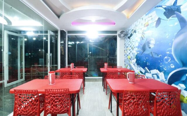 Spot On 46890 Smile Holiday Inn