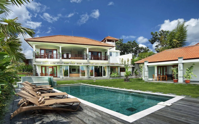 Villa Yenian by Villa Finder