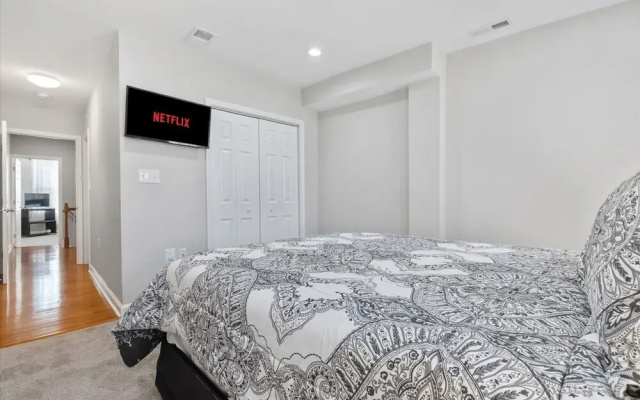 Charm City Homestay In Washington Village