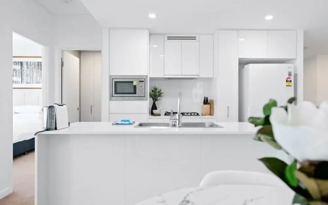 CBD High-rise 1-bed With Pool, Gym & Views