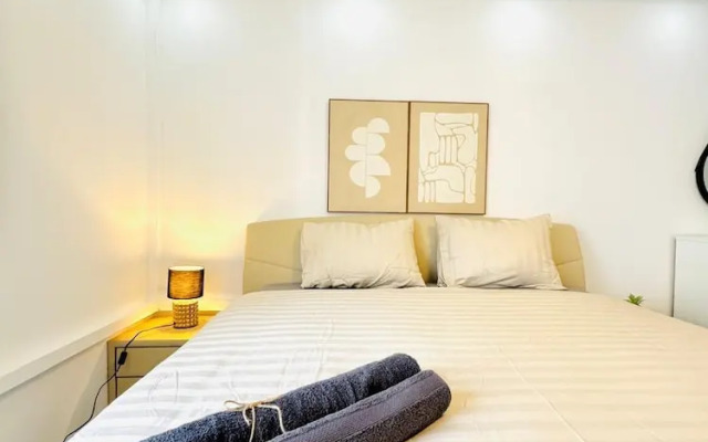 Spacious 7BR Apartment Prime Location