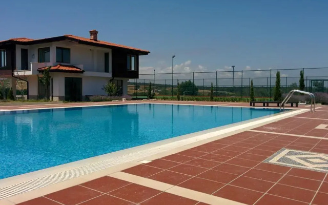 Villas in Complex Trakiyskiy Bryag