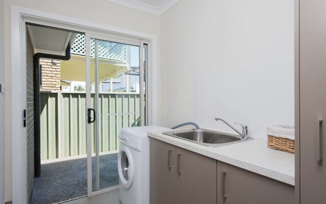 Big Wave, 8 Achilles Street