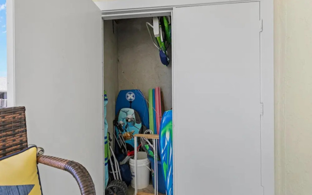 Colony Beach Club 204