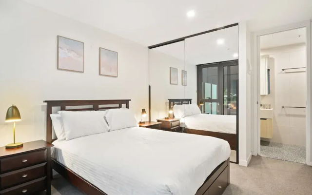 Bright 2-bed Flat With Cityside Charm