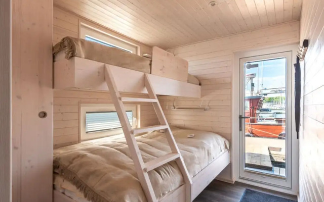 Houseboat Harmony
