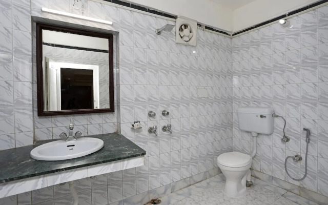 OYO 8989 Hotel Raj