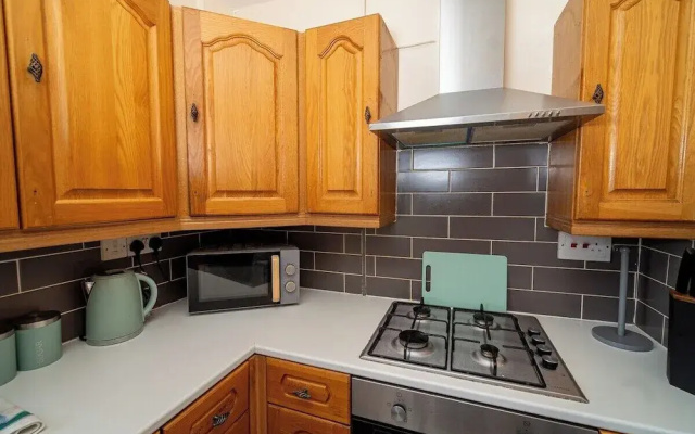 Comfortable 4-bed Home With Free Parking