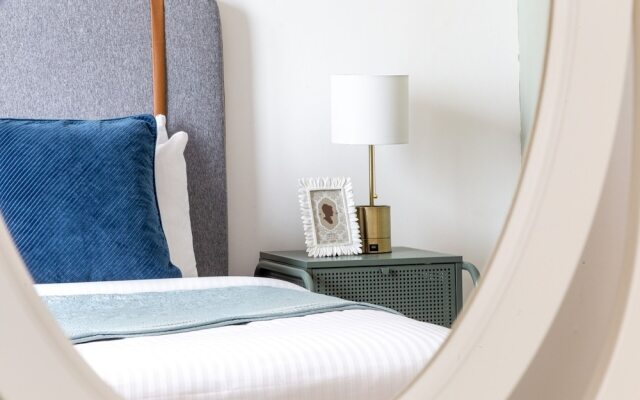 Modish & Vibrant 3BR Apartment in Marina