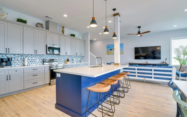 Steps to Beach: Vibrant House in Galveston!