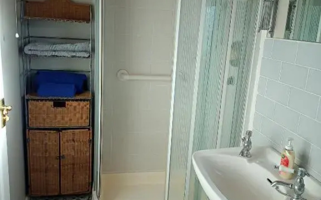 Fabulous 3 bed townhouse overlooking the water