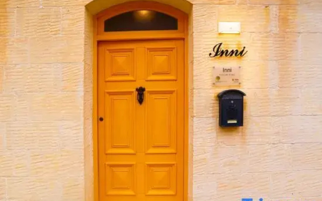 INNI - 4 bedrooms (sleeps 8 + 2 kids) Gharb village