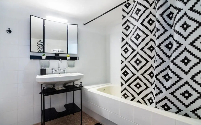 Hippy Decorated 2 Bedrooms Apartment