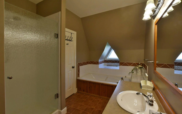 The Lodges at Blue Mountain - Historic Snowbridge Condos