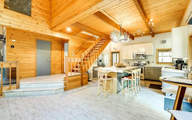 Gorgeous Bushkills Lodge w/ Pool Access!
