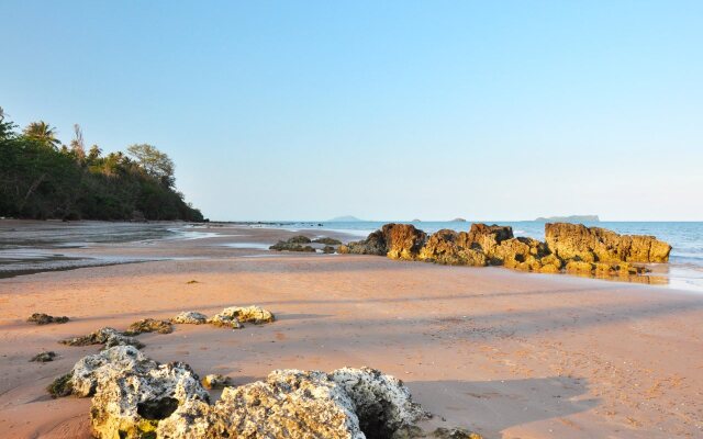 Bansaithong Beach Resort