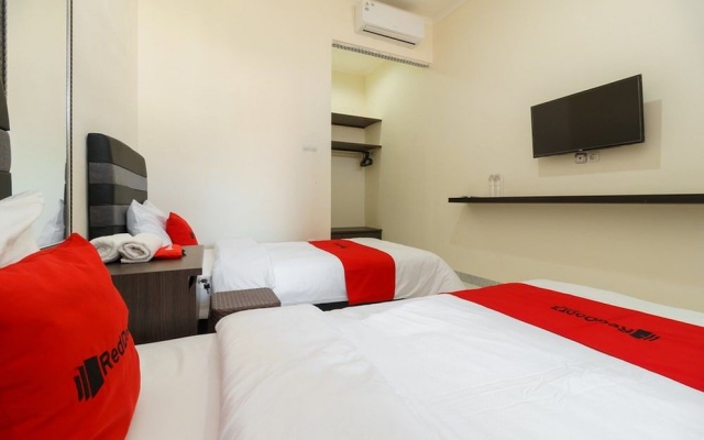 RedDoorz@ Cangkring street Cirebon – Guest Rooms – Cirebon