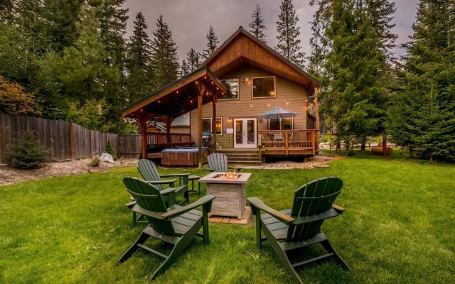 Paws In The Mountains 2 Bedroom Home by NW Comfy Cabins by RedAwning