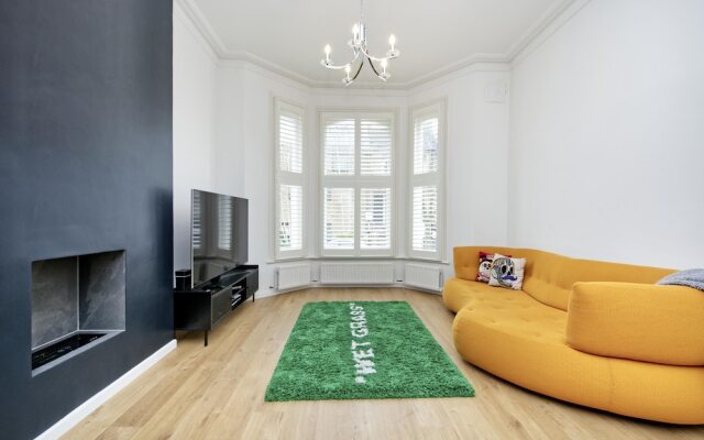 Beautiful Battersea Garden Flat by Underthedoormat