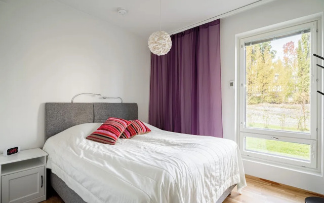 Modern 2BR Apt with Sauna & Free Parking