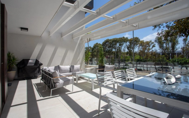 Trendy 2 bedroom apartment in Greenpoint, Cape Town.