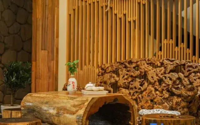 Anji Double Fish Hall Hot Spring Resort B&B (Longwangshan Canyon Drift Shop)