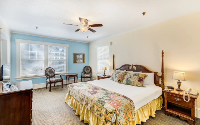 Lakeside Inn