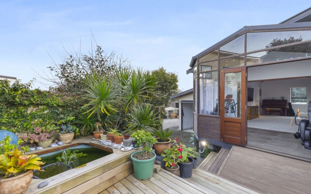 Spacious Family Home - Backyard-Mt-Views
