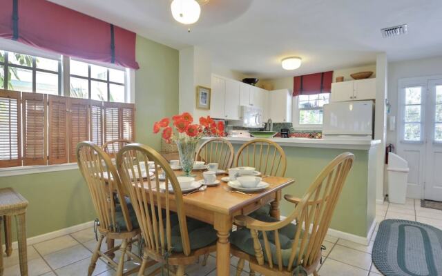 Linger Longer by Avantstay Key West Walkable Gated Community, Shared Pool Week Long Stays Only