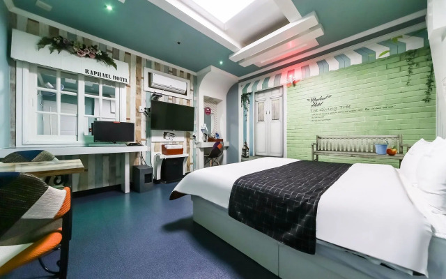 Raphael Hotel
