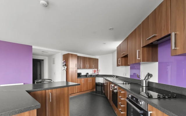 8 Bed Apartment @ Derriford Stays by Pureserviced