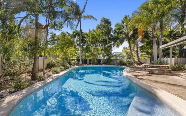 Stylish Townhouse, private courtyard walk to beach