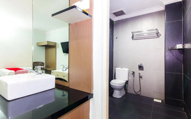 OYO 443 Crystal City Hotel