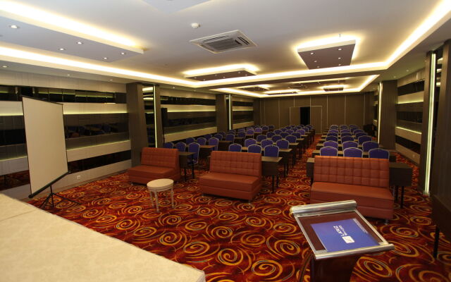 W Three Premier Hotel Lagaligo