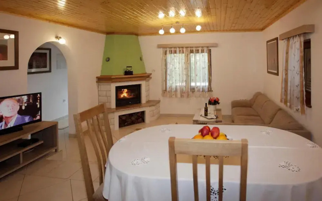 Amazing Home in Breze with Hot Tub & 4 Bedrooms