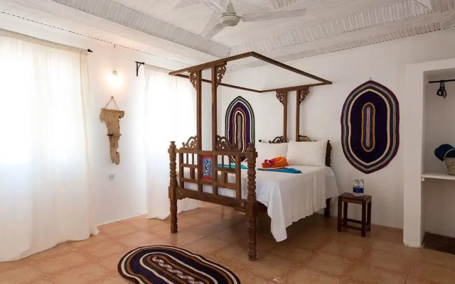 Driftwood Beach Lodge