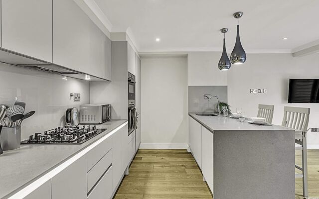 Chic and Contemporary Retreat in Brentford