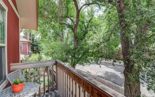 Romantic Getaway King Bed 1min to Restaurants!