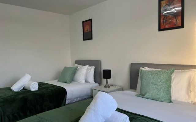 Birmingham Luxury House - Modern Retreat